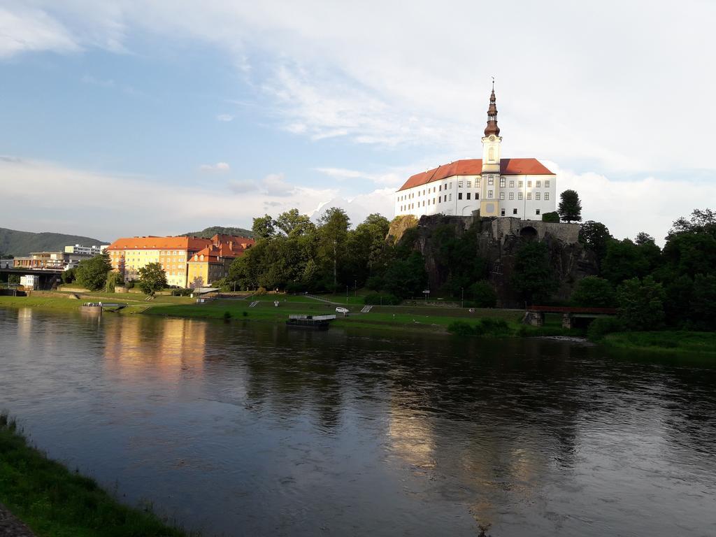Apartments Rose Garden Дечин Екстер'єр фото